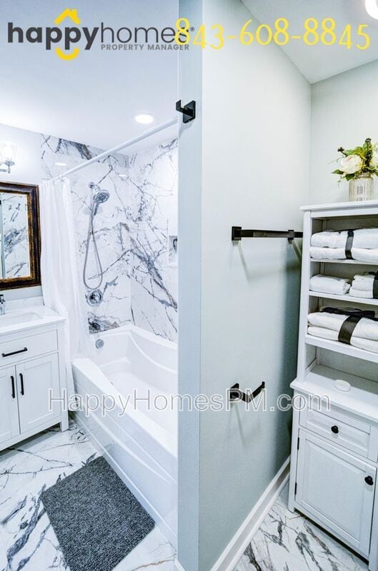 Building Photo - 2011 N Hwy 17