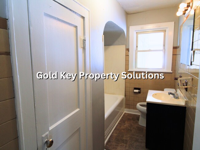 Building Photo - Roomy 3 BR 1 BA House with 2 Covered Porches and Garage (SECTION 8 APPROVED)