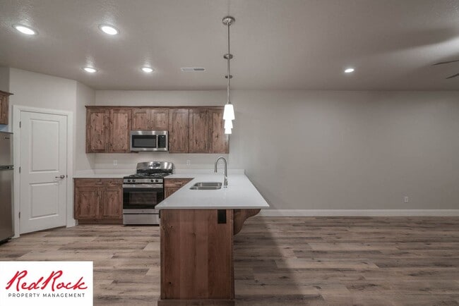 Building Photo - Welcoming 4 Bedroom Townhome in Hurricane ...