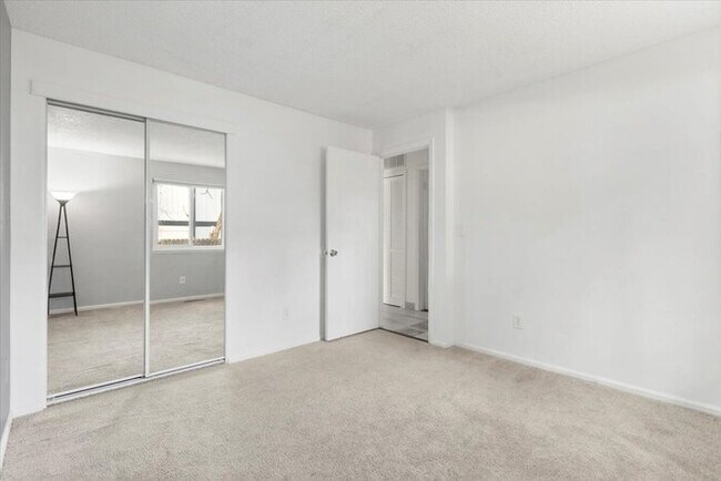 Building Photo - Charming 3BR 2 BA w/ Attached Garage in Centennial! Owner is offering 50% off one month's rent!