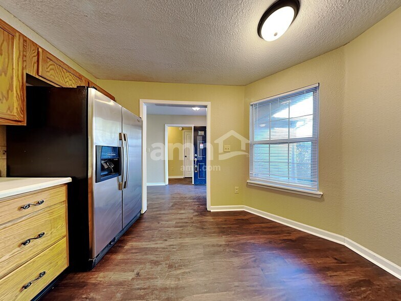 Building Photo - 220 Longview Bend