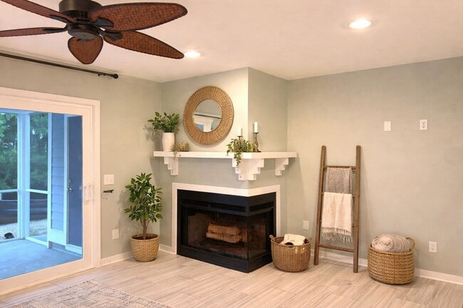 Building Photo - End Unit Townhome in Central Mount Pleasant - AVAILABLE August 1, 2026!