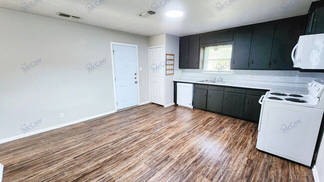 Building Photo - 816 Sandell Dr