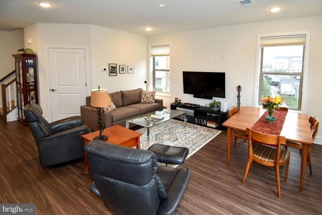 Building Photo - 4-Level Furnished townhome!