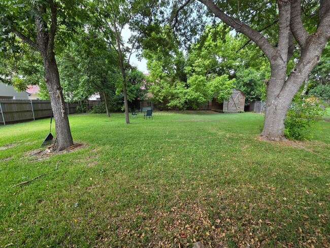 Building Photo - 605 Town Creek Ct