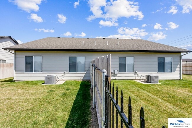 Building Photo - Newer 3 bedroom 2 bath Duplex in Goddard