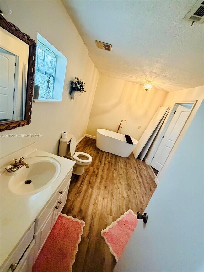 Building Photo - 3900 W 17th St