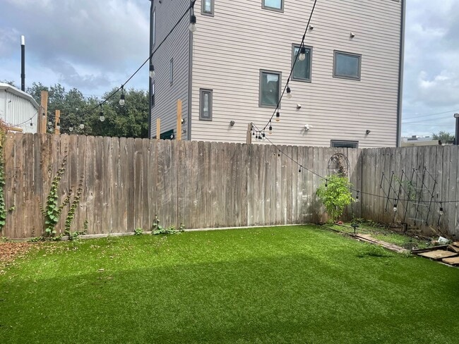 Building Photo - 1211 Marconi St