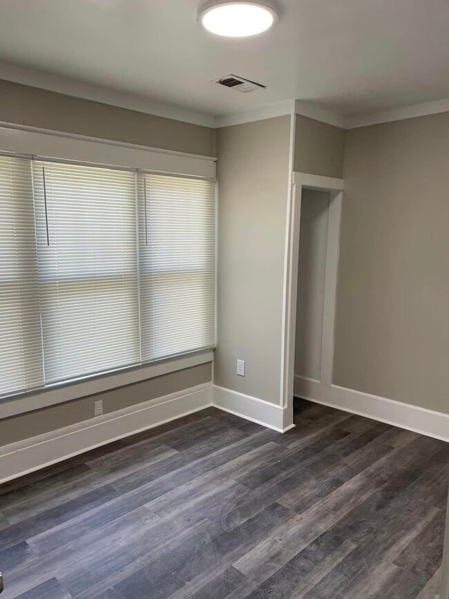 Building Photo - Make this house your home! 3 bedrooms/1 ba...