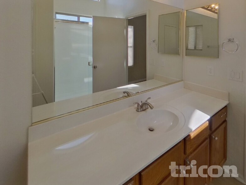 Building Photo - 8405 S 50th Ln