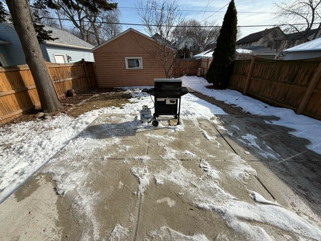 Building Photo - 3-Bedroom Home Just Steps from Lake Michigan! Prime location!