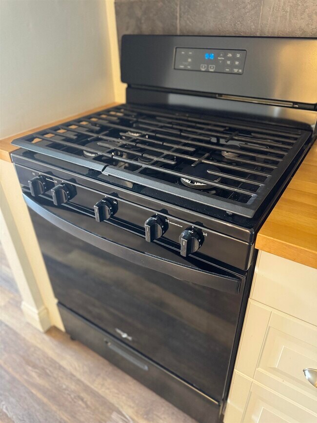 Building Photo - 136 Mammoth Rd