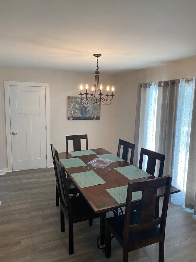 Building Photo - 1565 Pinebreeze Dr