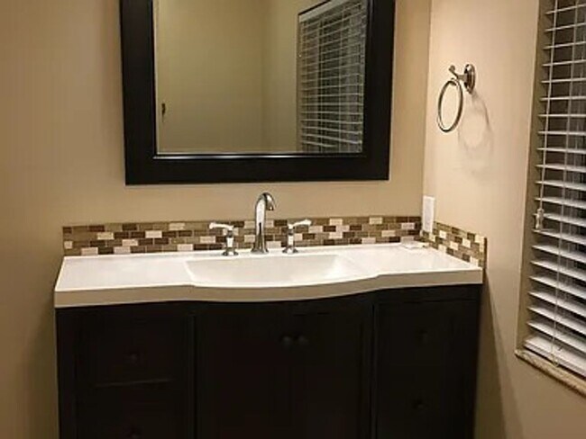 Building Photo - 2 Bedroom Walk out Basement Apartment