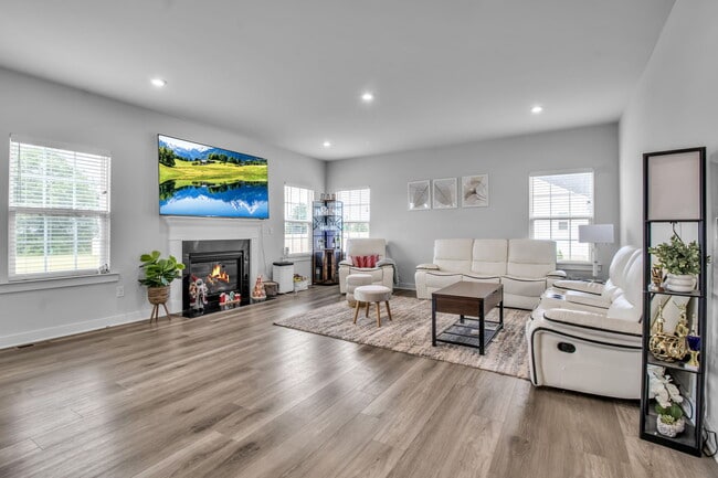 Building Photo - 4966 Brauer Dr