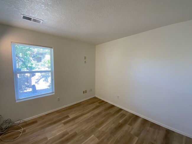 Building Photo - 3 Bedroom Single Story Home Available Near...