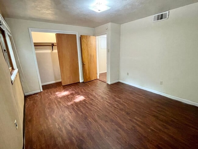 Building Photo - 2 Bed, 2 Bath Apartment off University Ave. w/ Hardwood Flooring