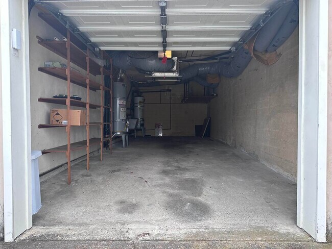 Building Photo - 1121 W Redwood St