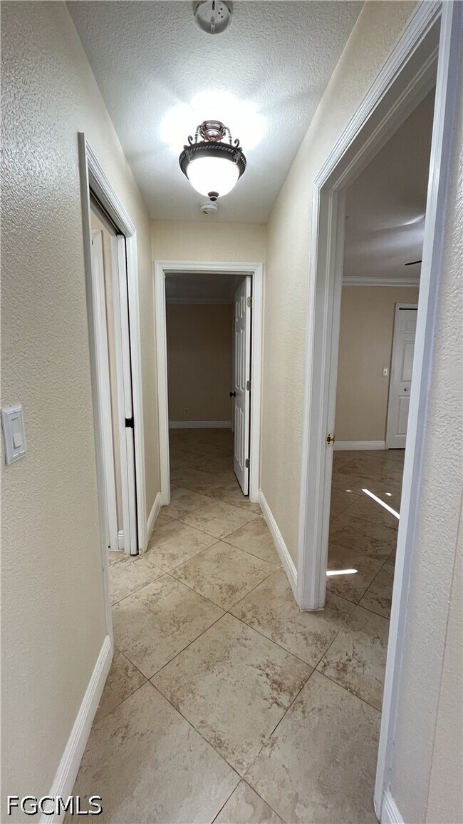 Building Photo - 213 SE 21st St