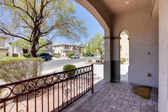 Building Photo - FANTASTIC 3 BEDROOM 2.5 BATH IN NORTH LAS ...