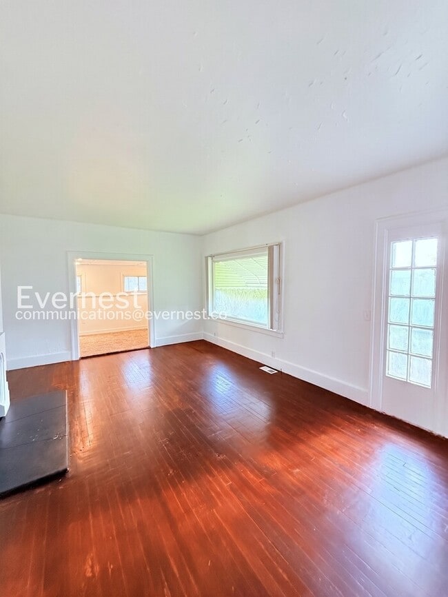 Building Photo - Charming Home with Fenced Yard & Hookups / 3 Beds & 1 Bath / Voucher Accepted / Pets Not Allowed ...