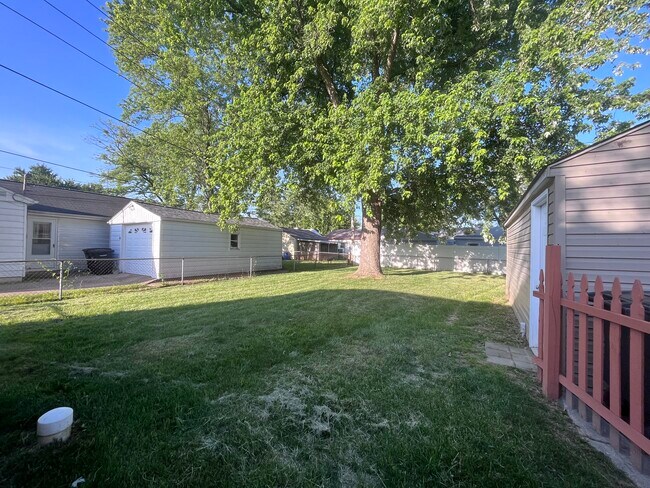 Building Photo - 2525 Meadow Dr