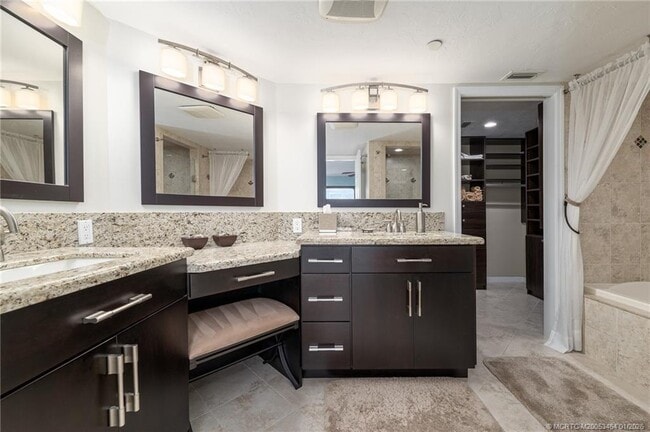 Building Photo - 415 NW North River Dr