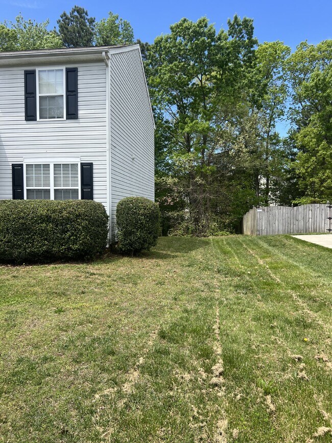 Building Photo - Spacious 6-Bedroom Home with 3 Bathrooms i...
