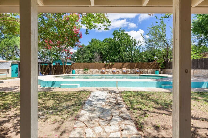 Building Photo - 908 Green Meadow Dr