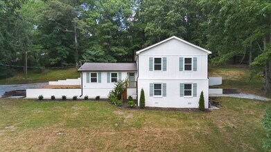 Building Photo - Four Bedroom Four Bath Home