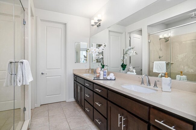 Building Photo - Jordan Ranch Townhouse 4 bed / 3.5 bath, G...