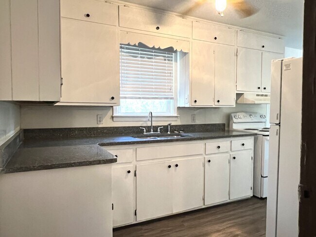 Building Photo - Cute Home in East Macon