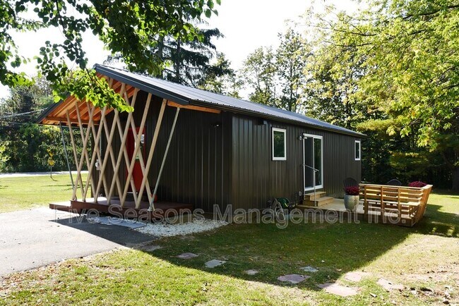 Building Photo - 364 Queen City Park Rd