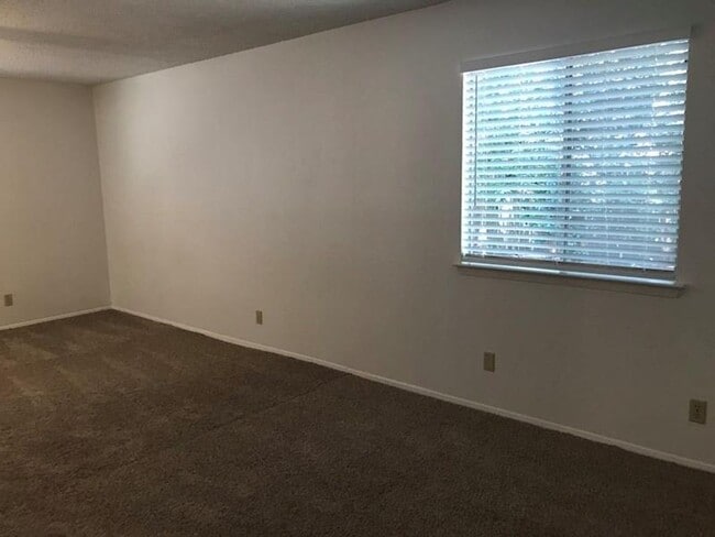 Building Photo - $500 OFF FIRST MONTH RENT IF MOVE IN BY 8/...