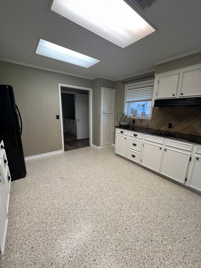Building Photo - Ready In Benton!!
