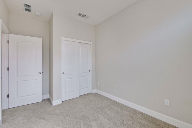 Building Photo - Exquisite 3 bedroom 3 bathroom home in San Jose Blossom Hill area!