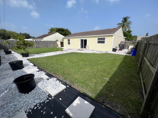 Building Photo - 5282 Canal Cir W