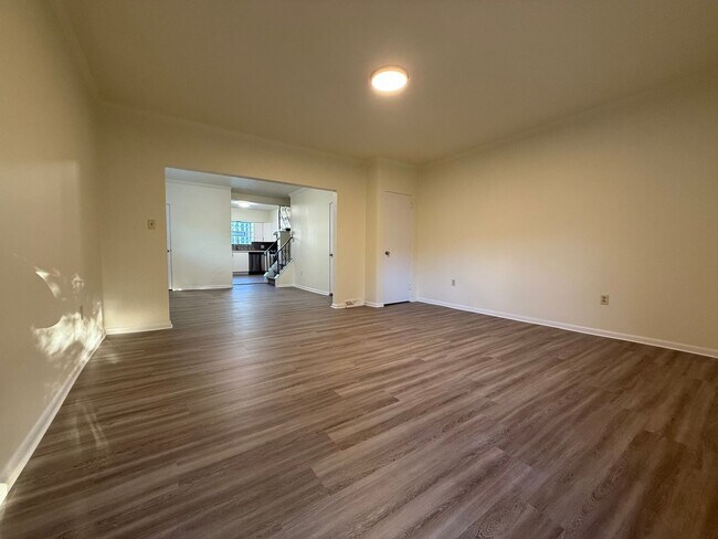 Building Photo - Newly updated 2BR house with yard, off str...