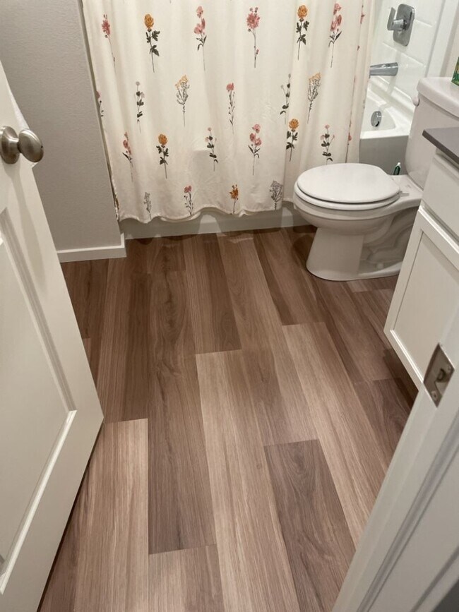 Building Photo - Newer 2 Bed / 2 Bath 2nd Floor Condo w/ 2 Car Garage