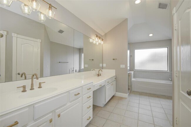 Building Photo - 5510 Blossom St