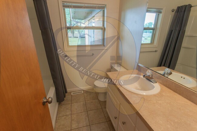 Building Photo - Available Now in Flint Twp.!!