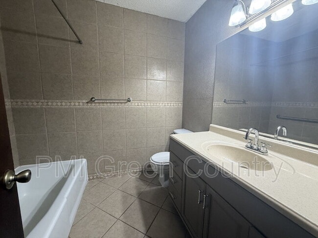 Building Photo - 316 W Austin St