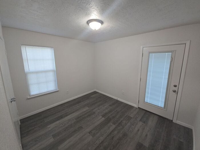 Building Photo - 900 E Leslie Cir