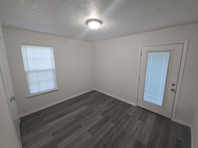Building Photo - **Newly Renovated 2-Bed Duplex with Privat...