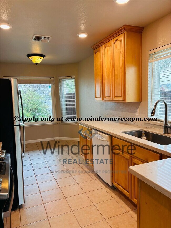 Building Photo - Available now! Charming 3-bed, 2-bath Gem in East Del Paso Heights- Your Perfect Home Awaits!