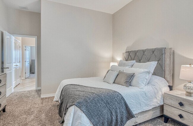 Building Photo - Eastside area for  Short or Long Term Rental(Completely Furnished) Beautiful 4 bed/2.5 baths