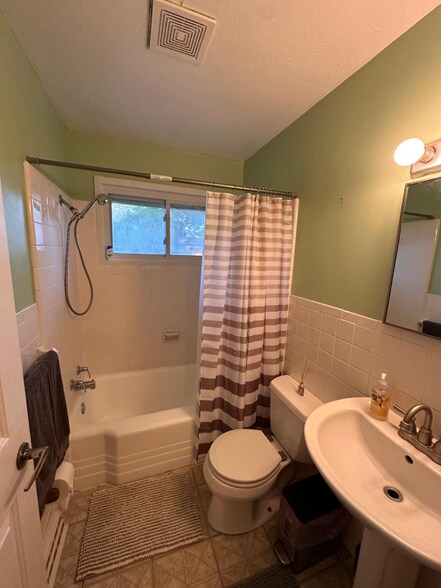 Building Photo - 2216 Delaware Dr