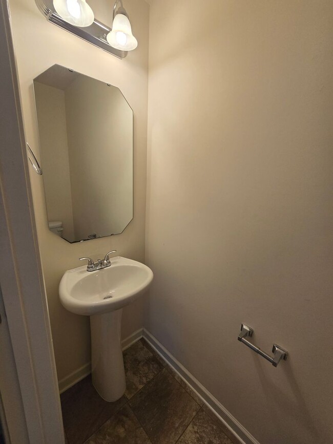 Building Photo - New Listing!