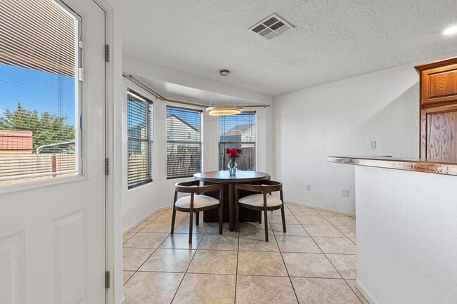 Building Photo - Conveniently located 3 Bedroom with 2 Car Garage