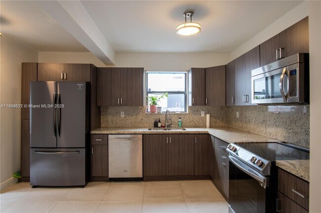 Building Photo - 360 NE 87th St